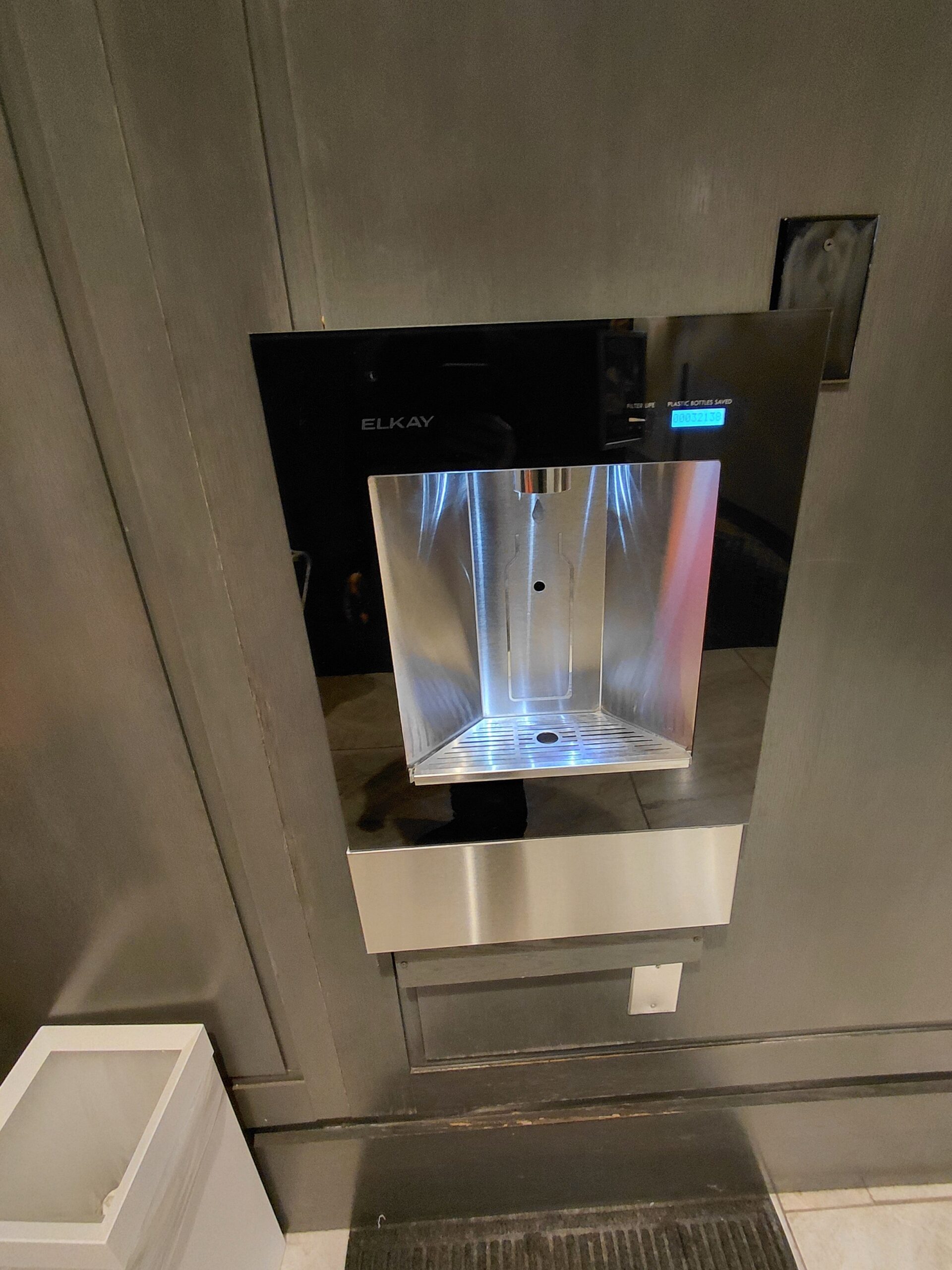 カウンターに置かれたテレビ