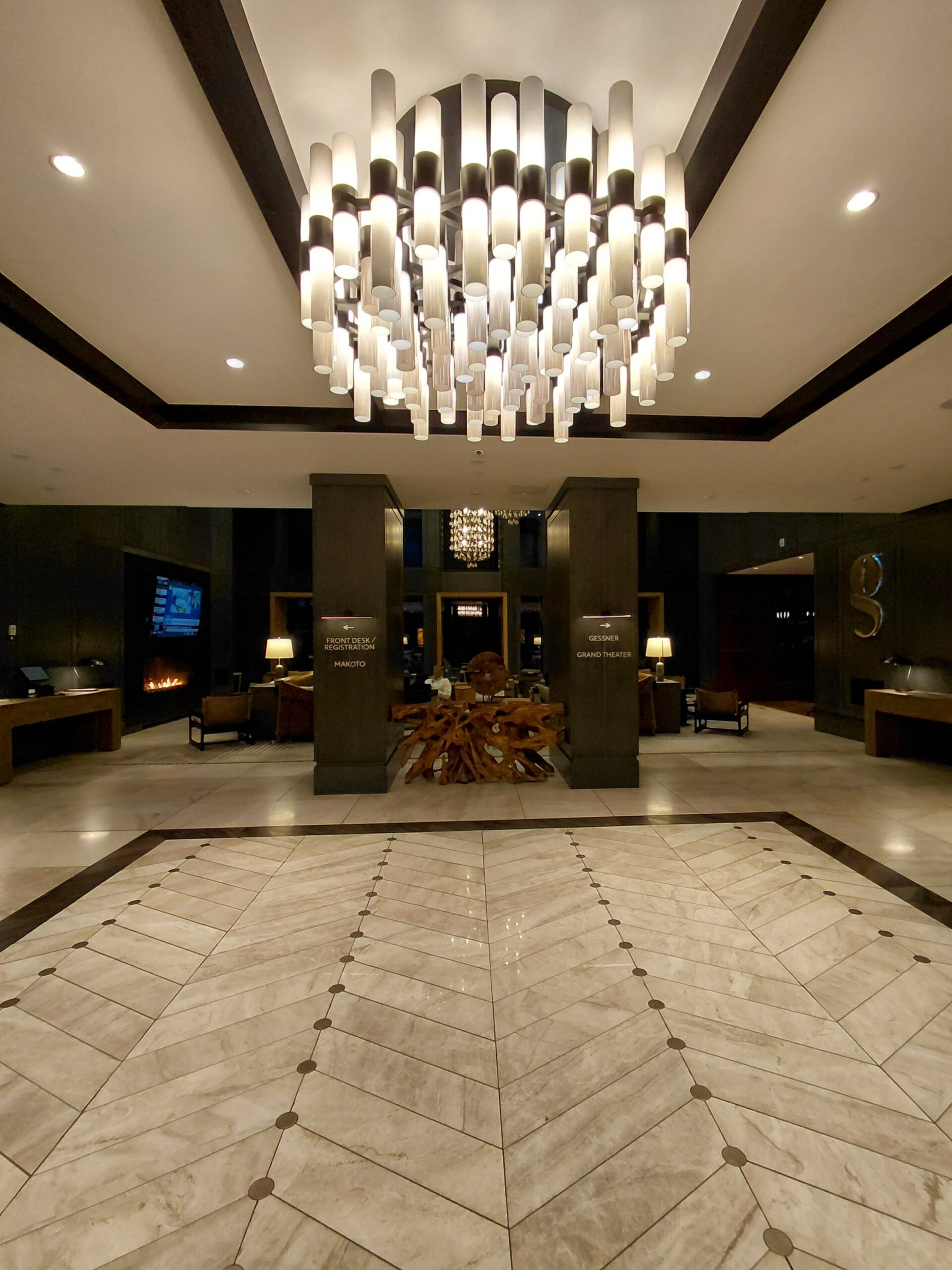 天井から吊るされた照明