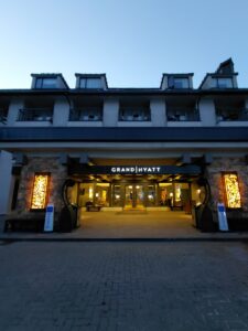 店の正面と入り口