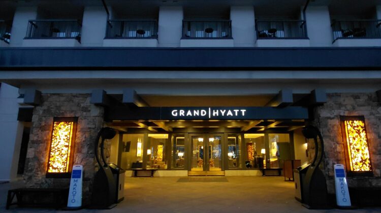 店の正面と入り口