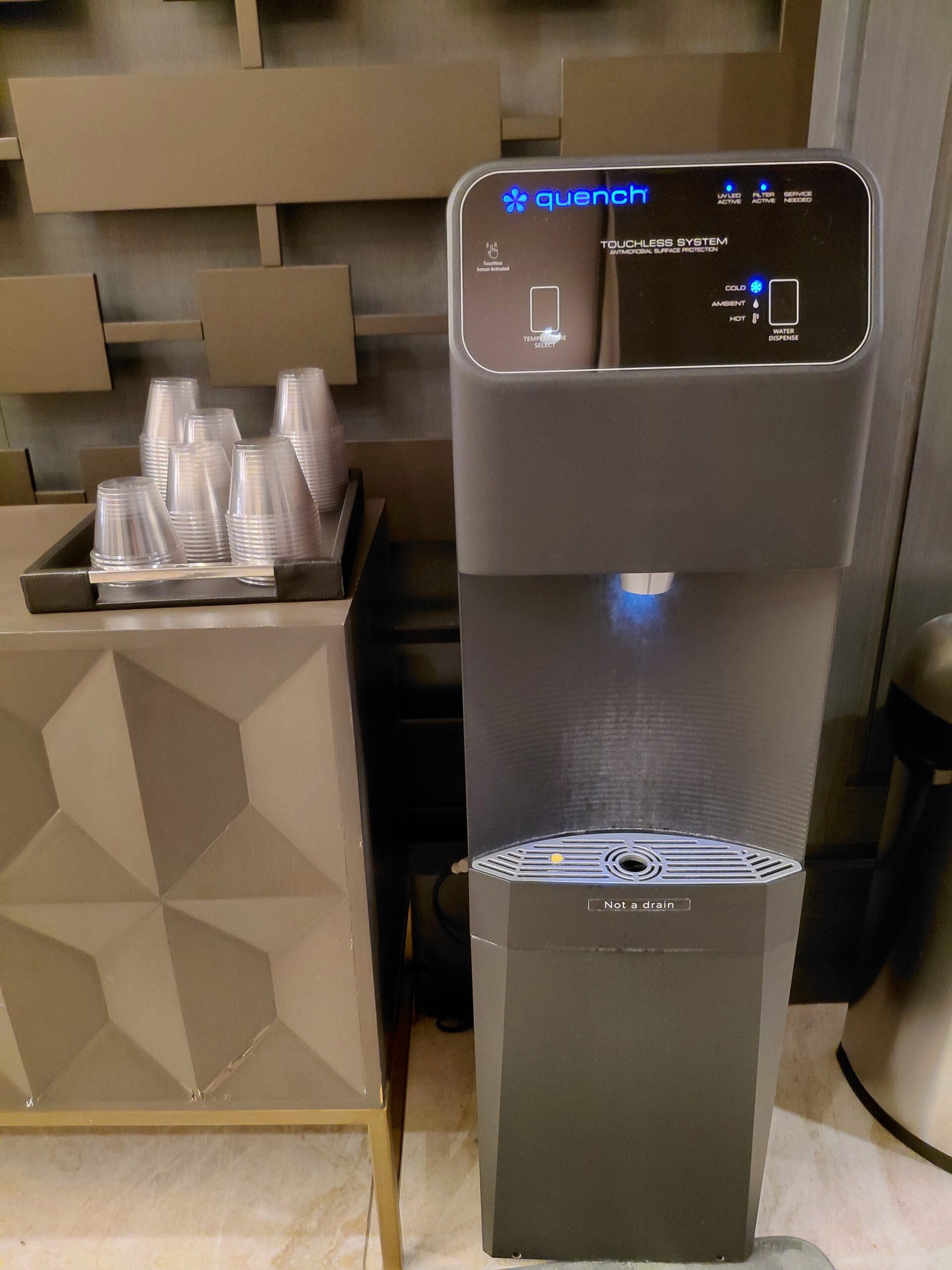 カウンターに置かれた電子レンジ