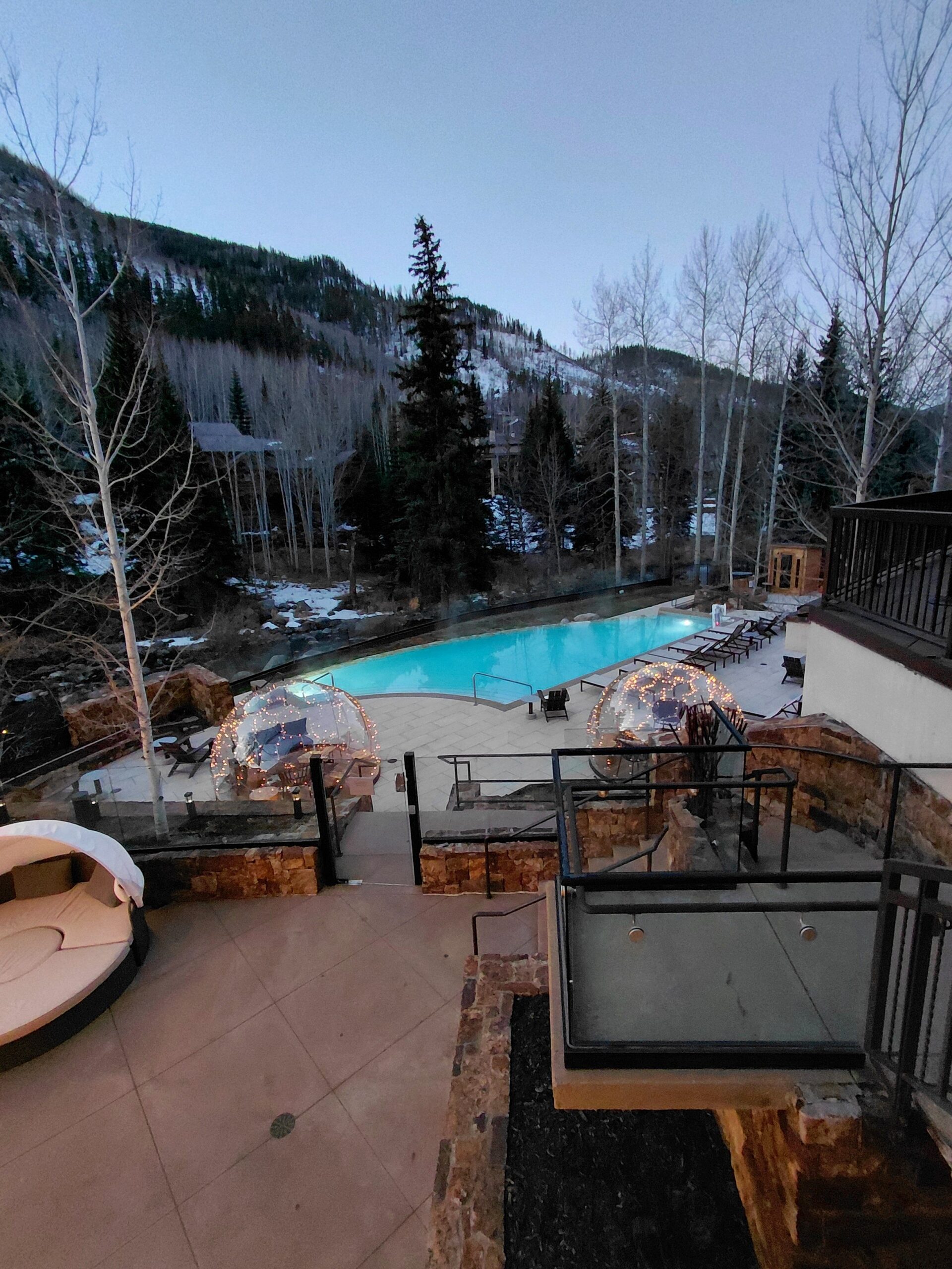 雪が積もったベンチ