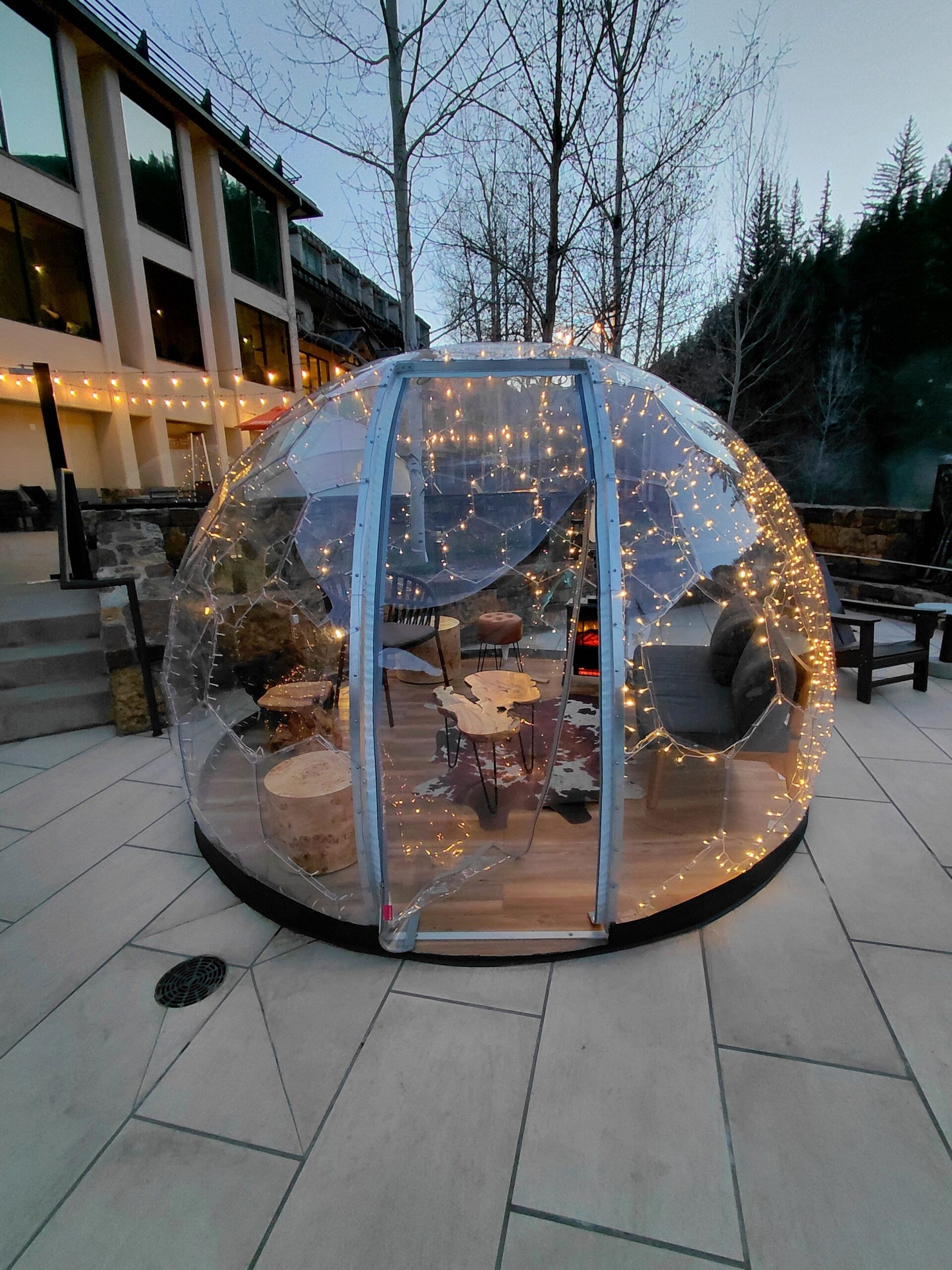 消火栓から水が出ている