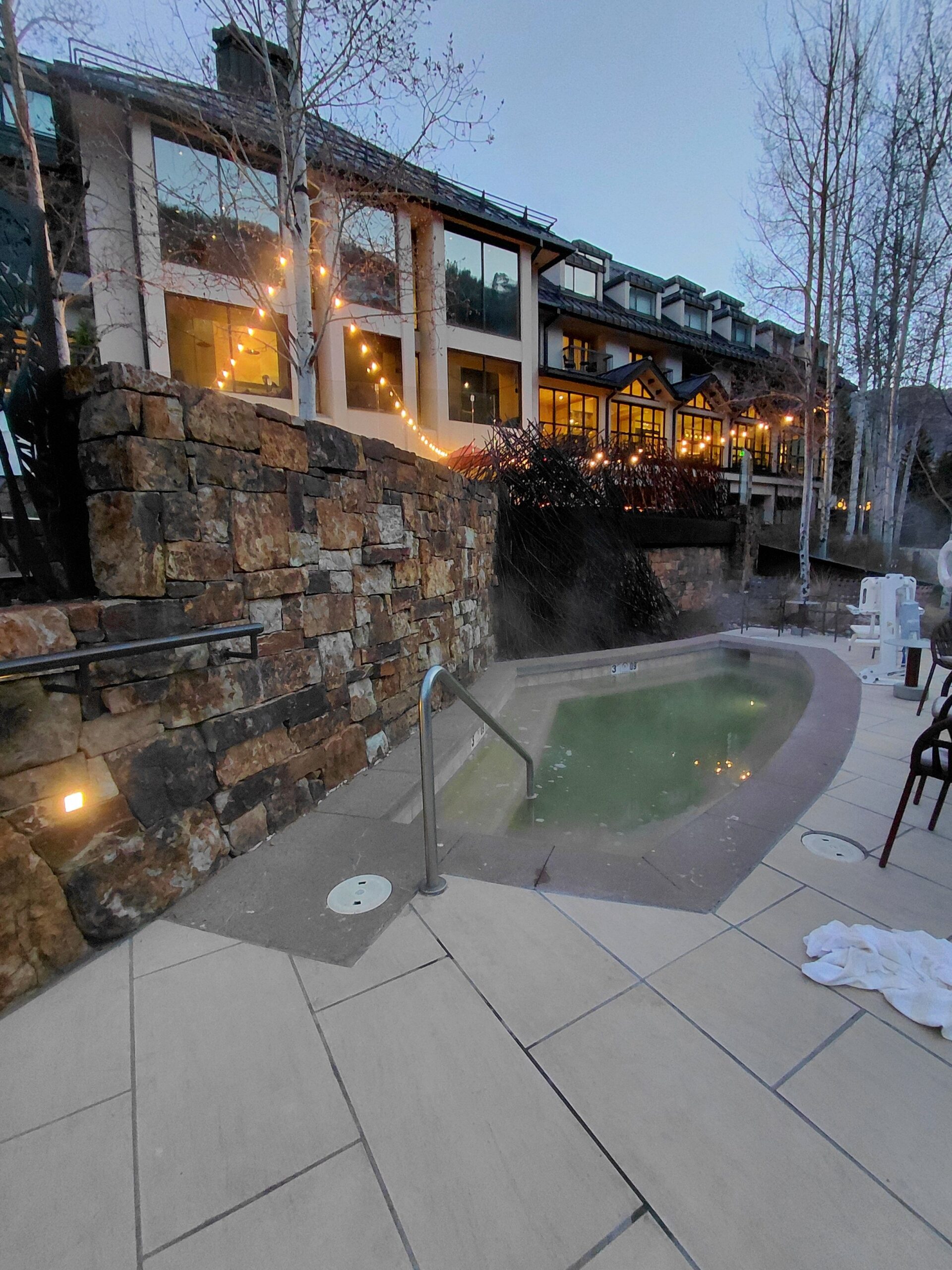 建物の前の歩道を歩いている