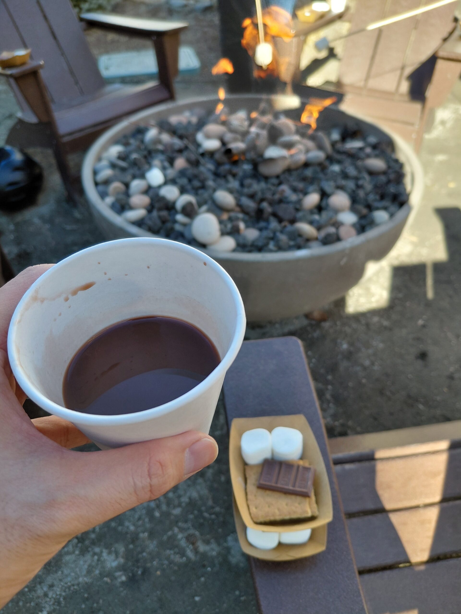 テーブルの上にあるコーヒー