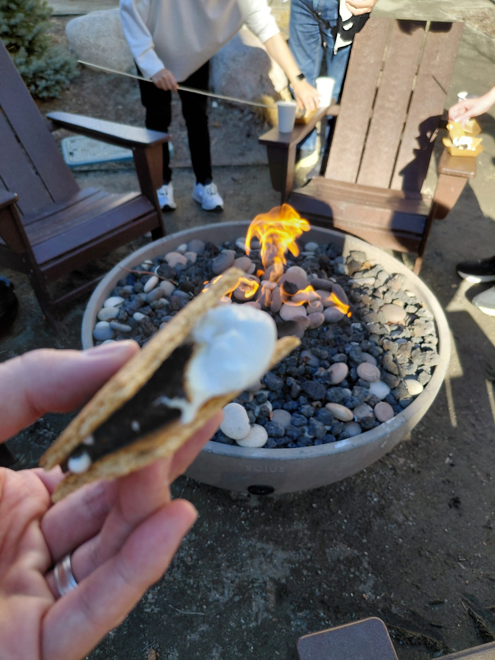 ホットドッグを持っている手