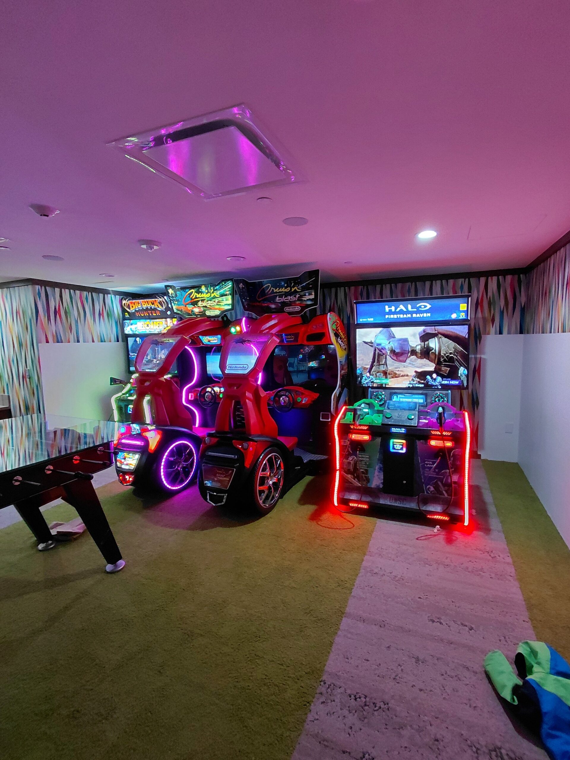 部屋に備え付けている様々な自動車