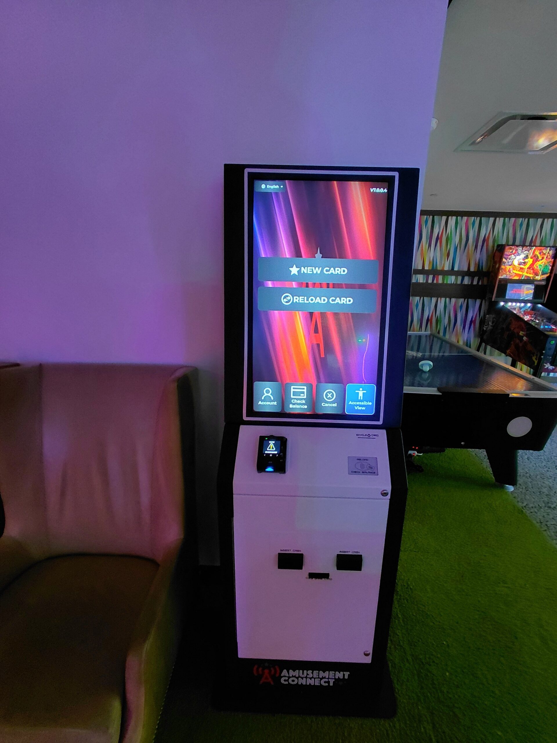 机の上にあるテレビ