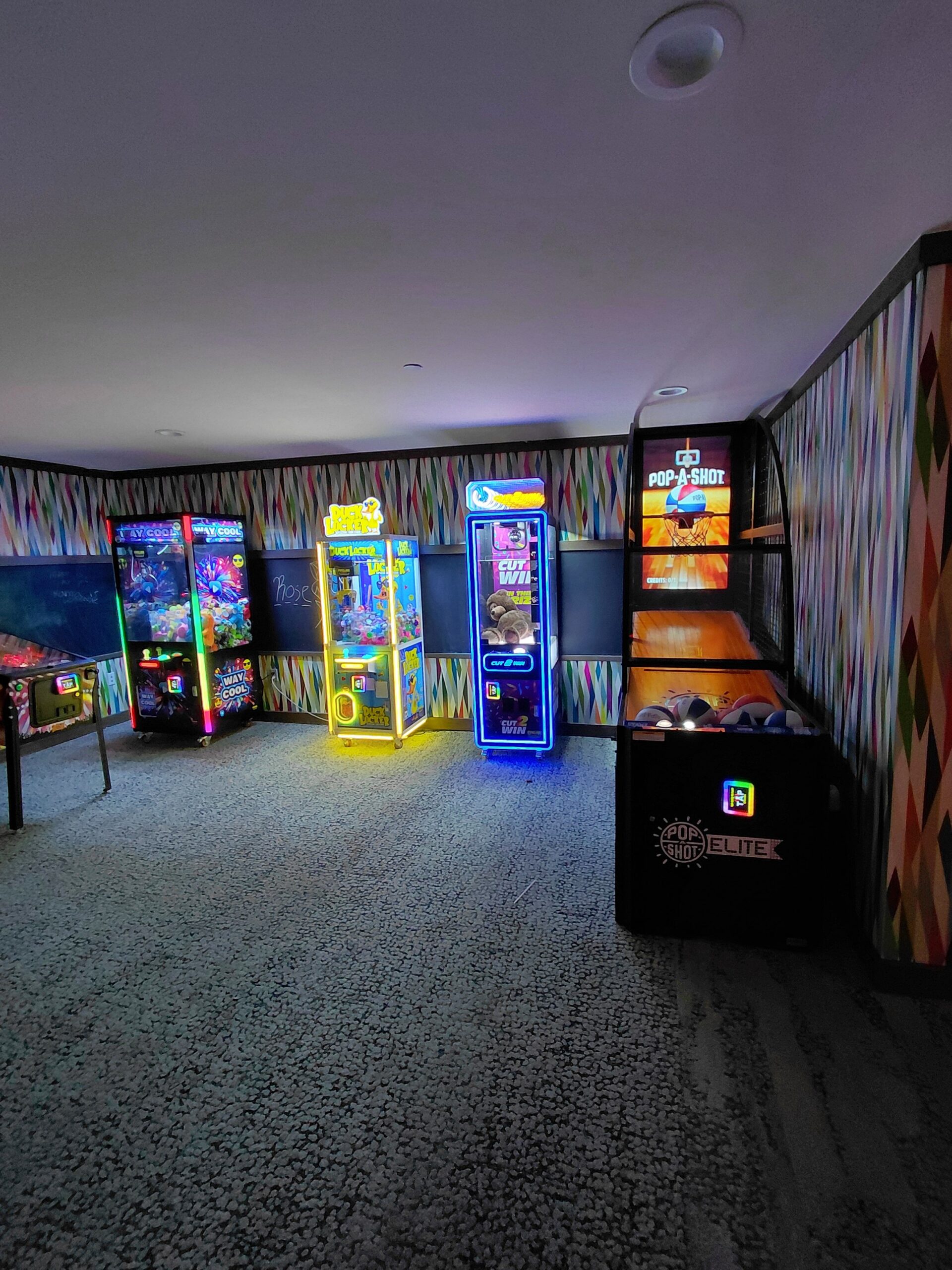 部屋に備え付けている様々なポスター