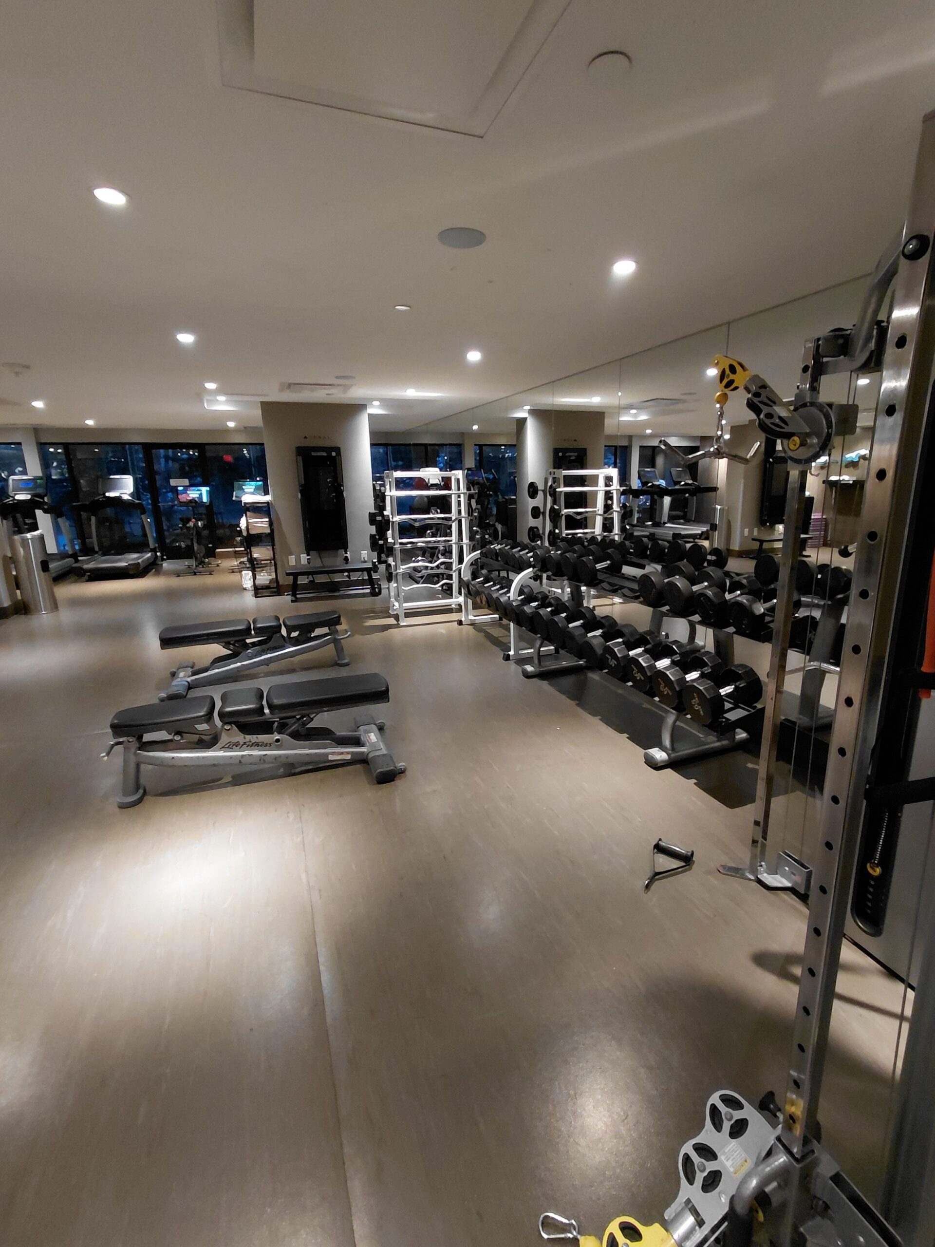 天井から吊るされた部屋