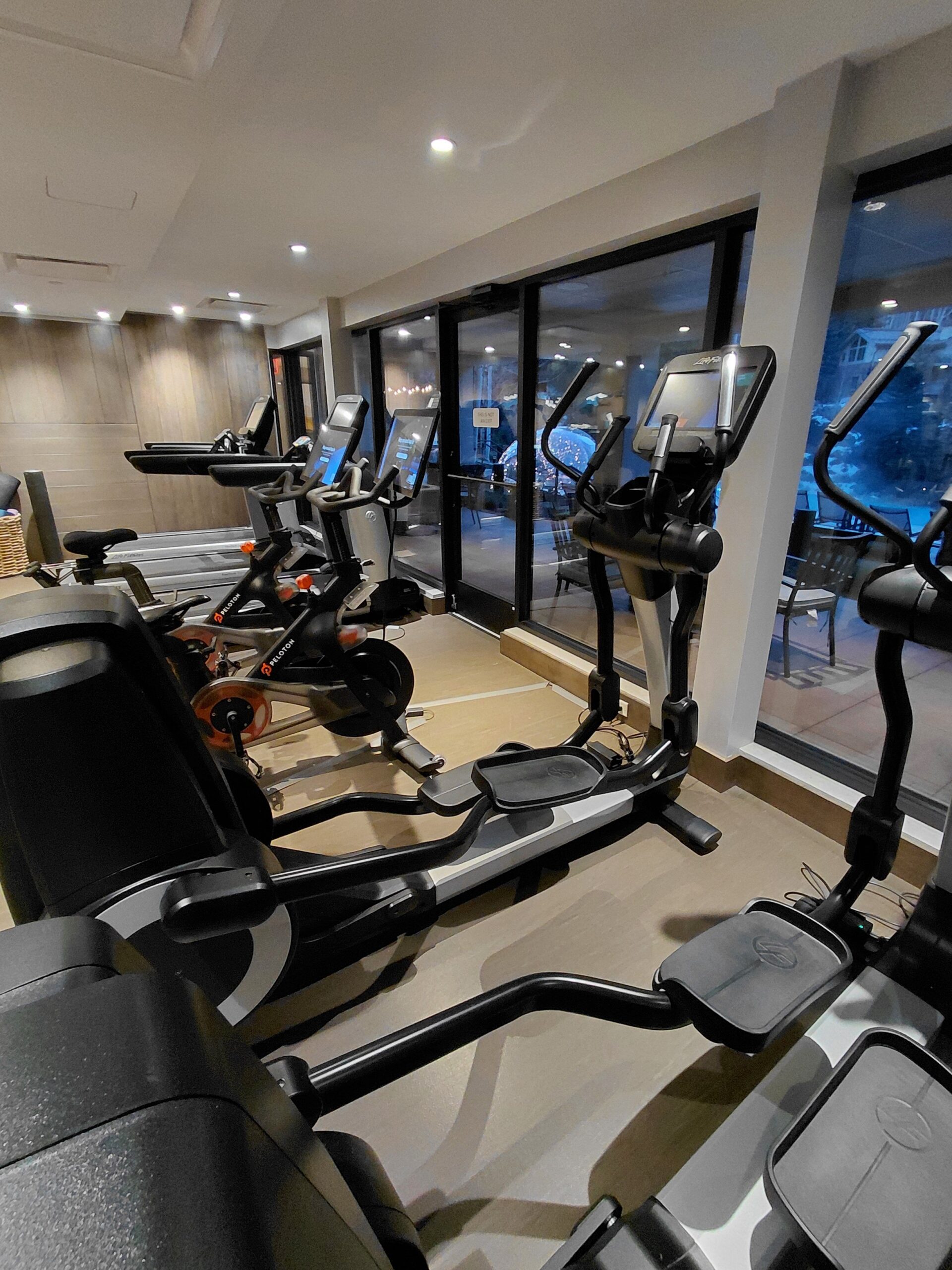 机の上のパソコン機材