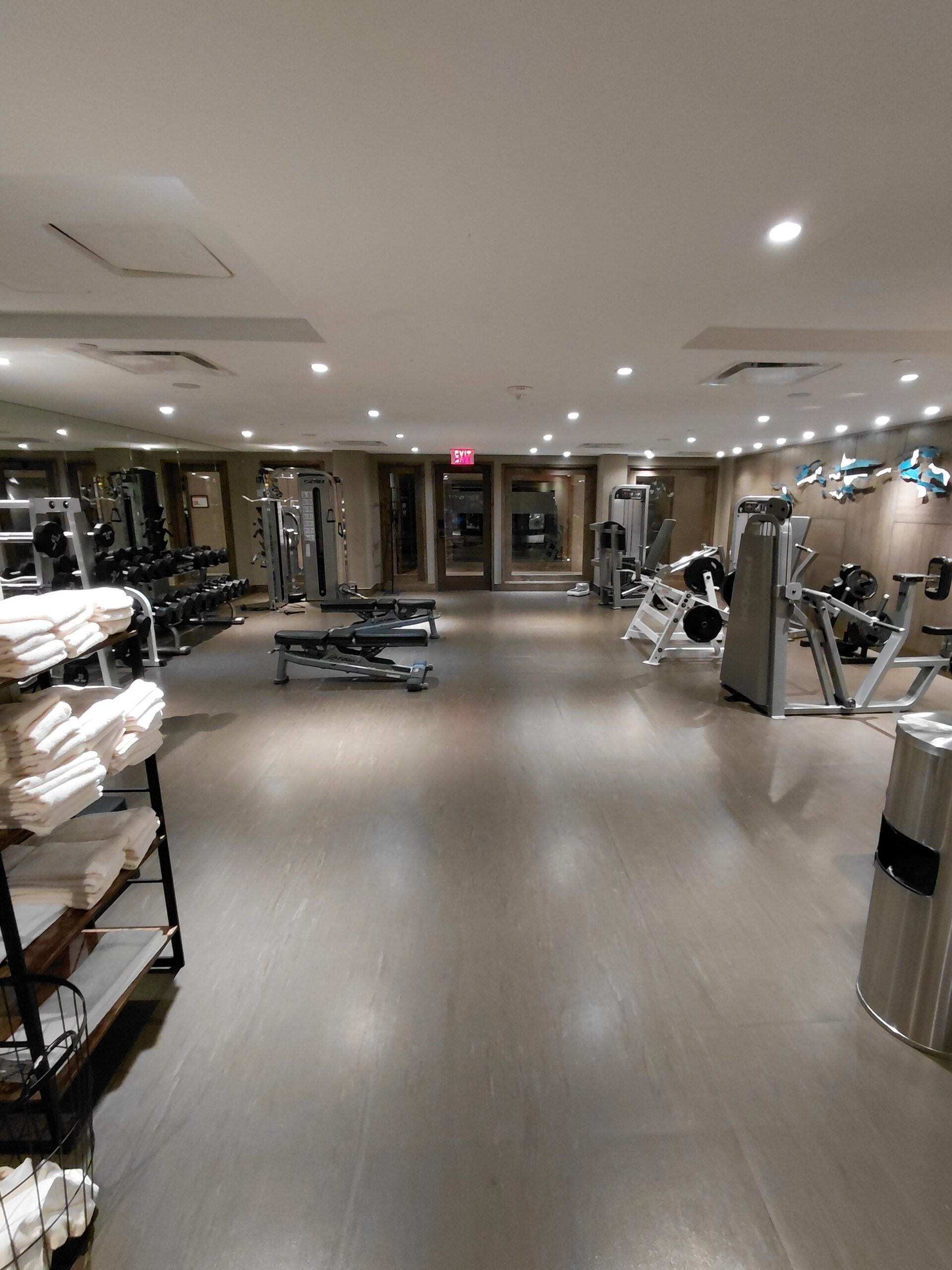 空港のターンテーブルと椅子