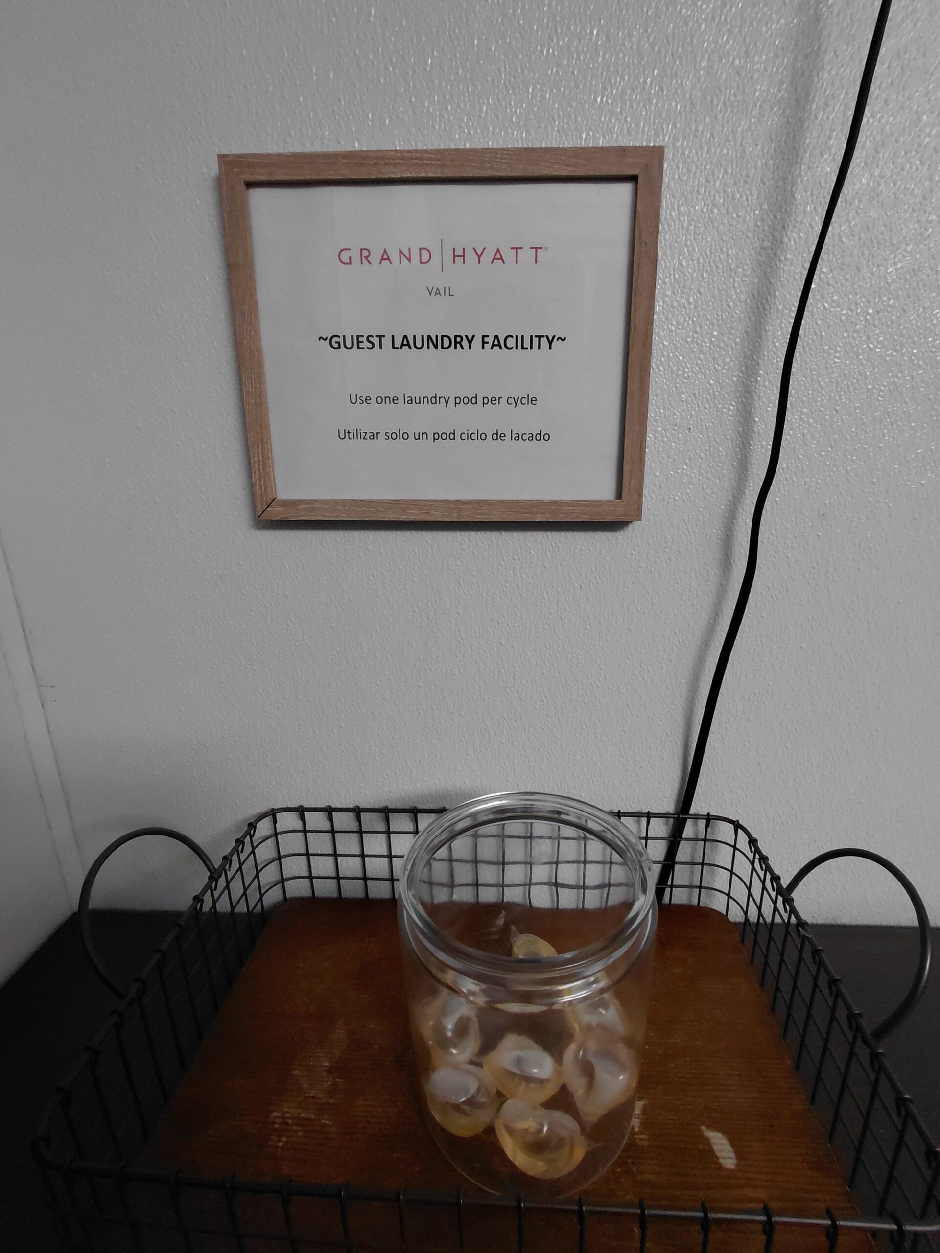 テーブルの上にある花瓶