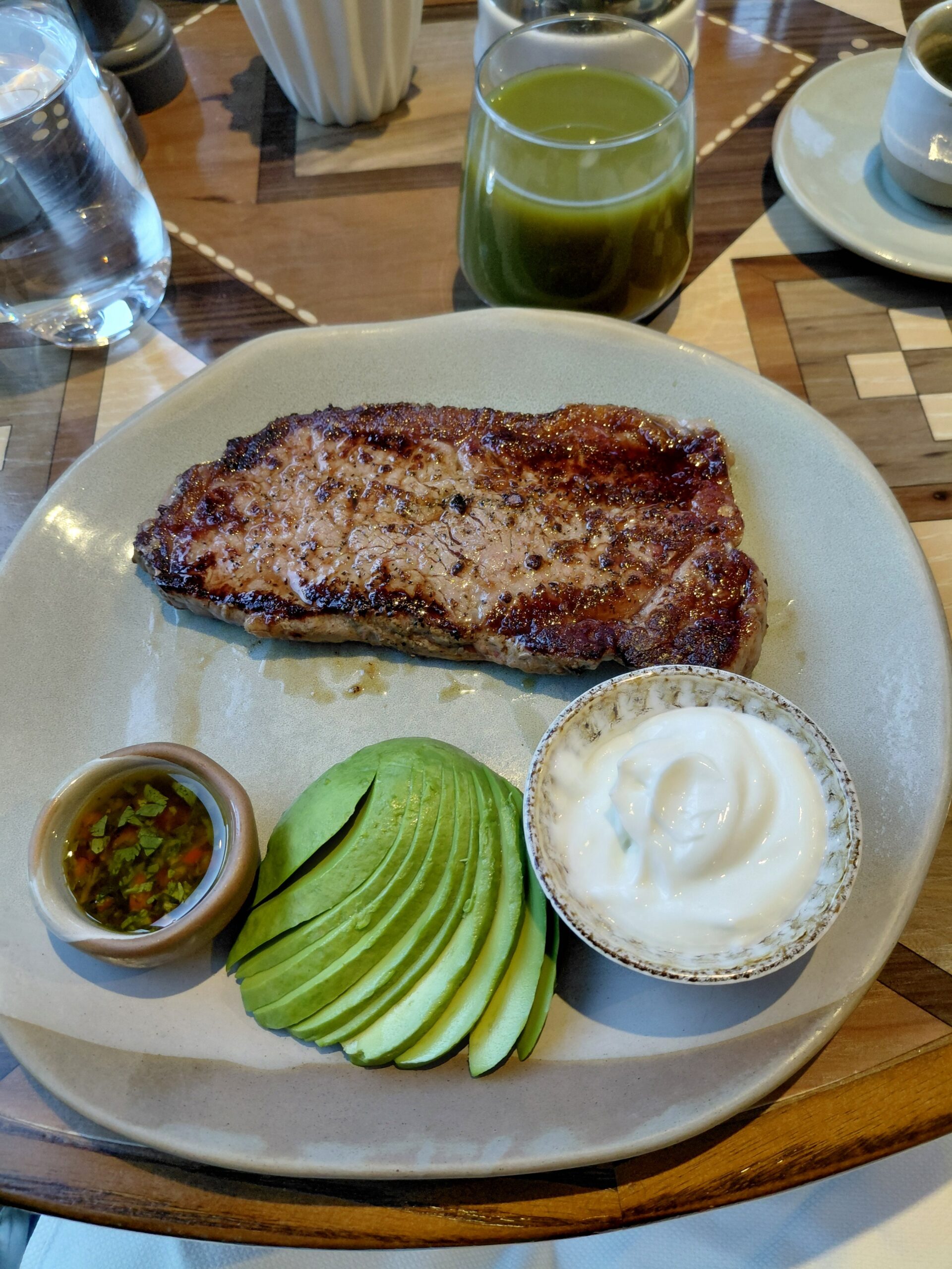 皿の上の食事と飲み物