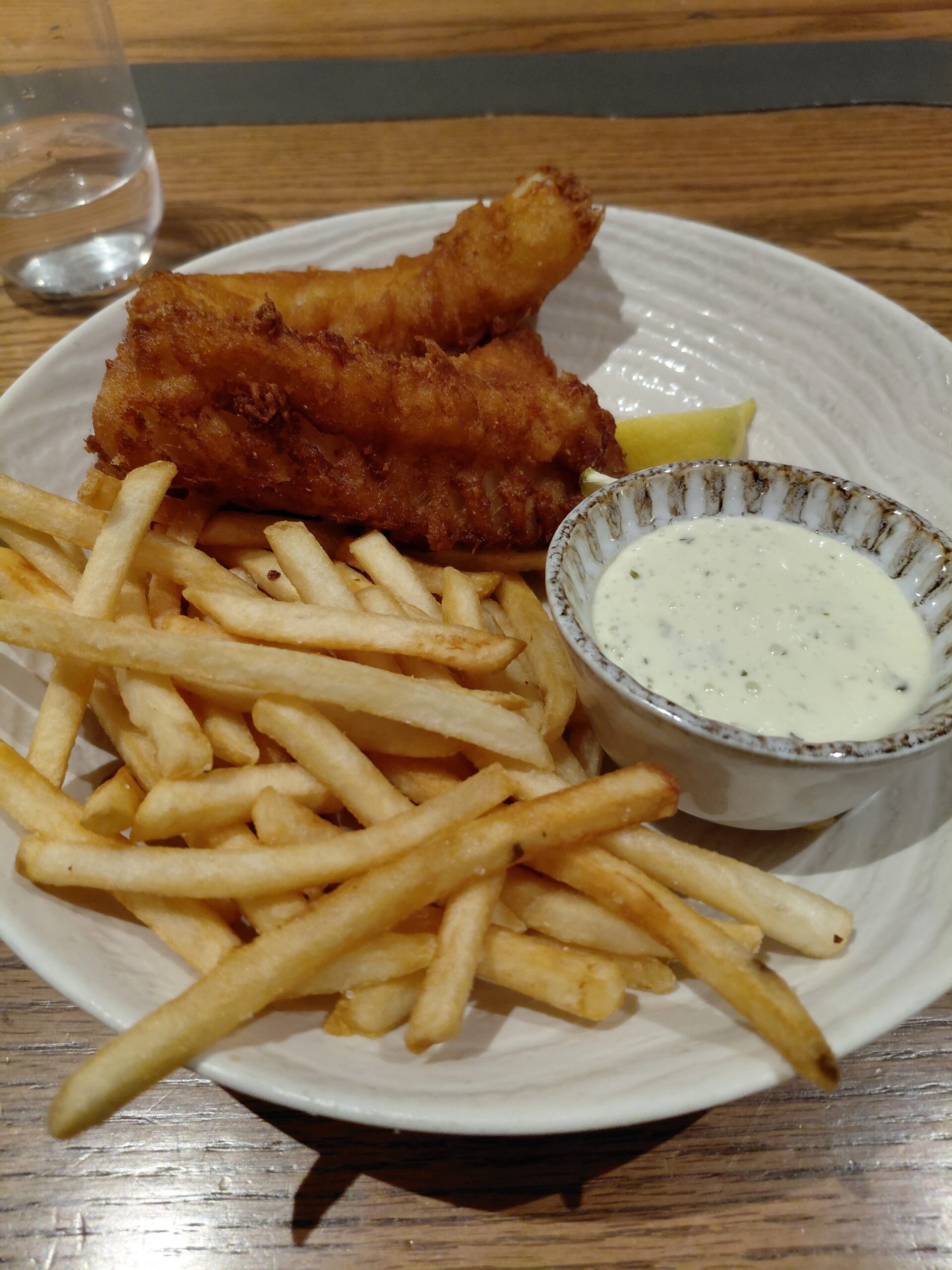 皿の上のサンドイッチとフライドポテト