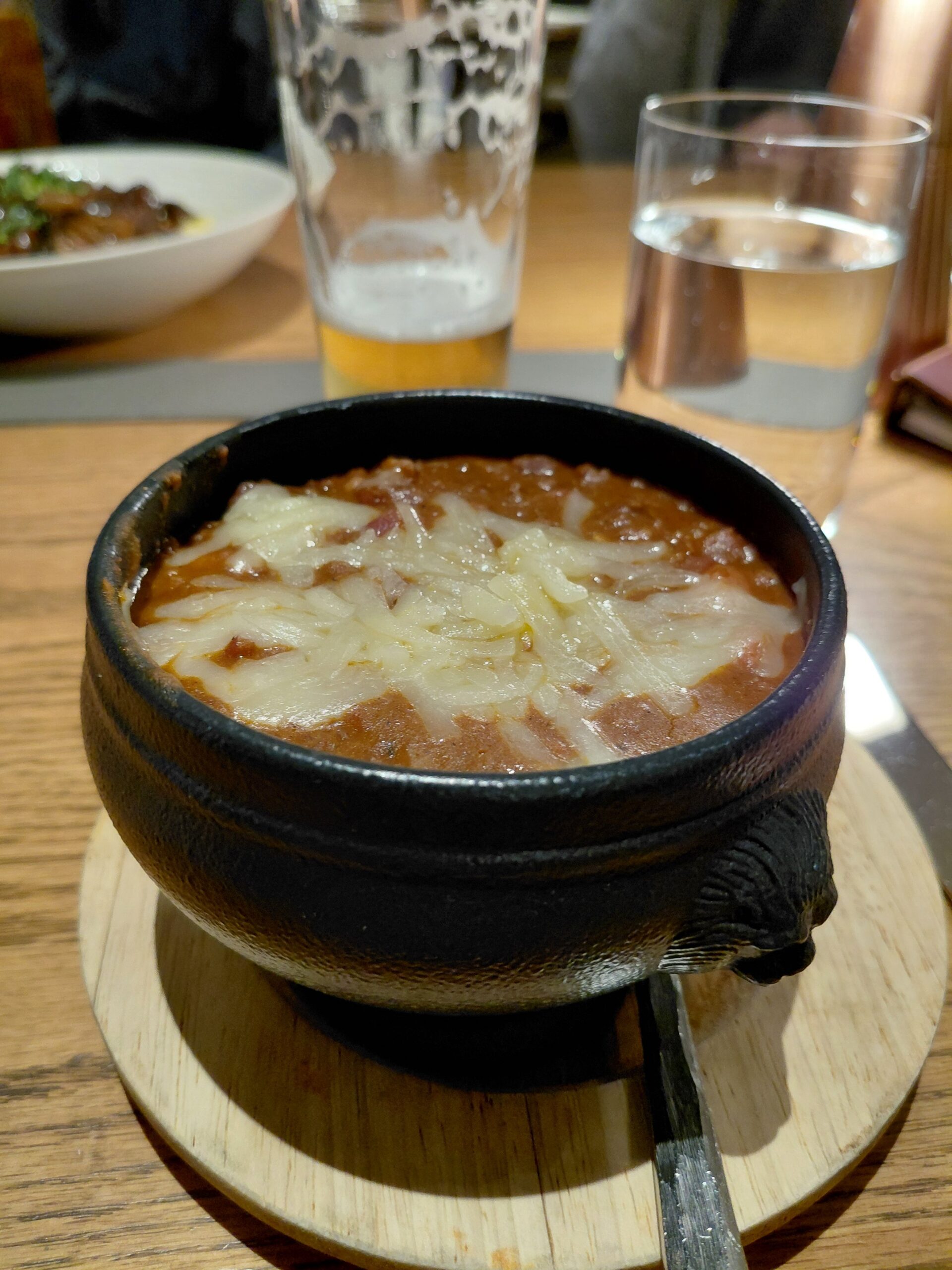 皿の上の食べ物と飲み物