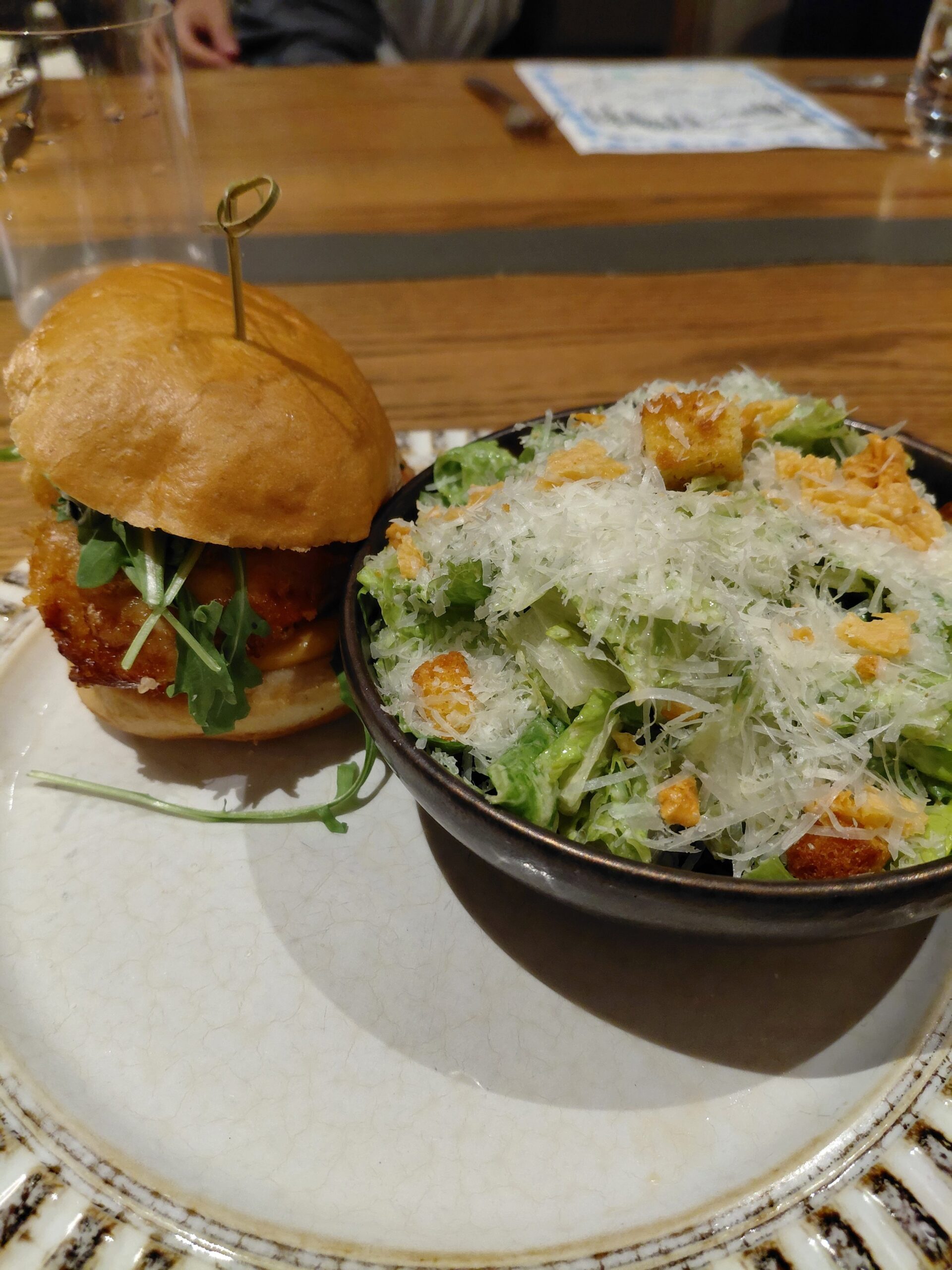 皿の上のサンドイッチとサラダ