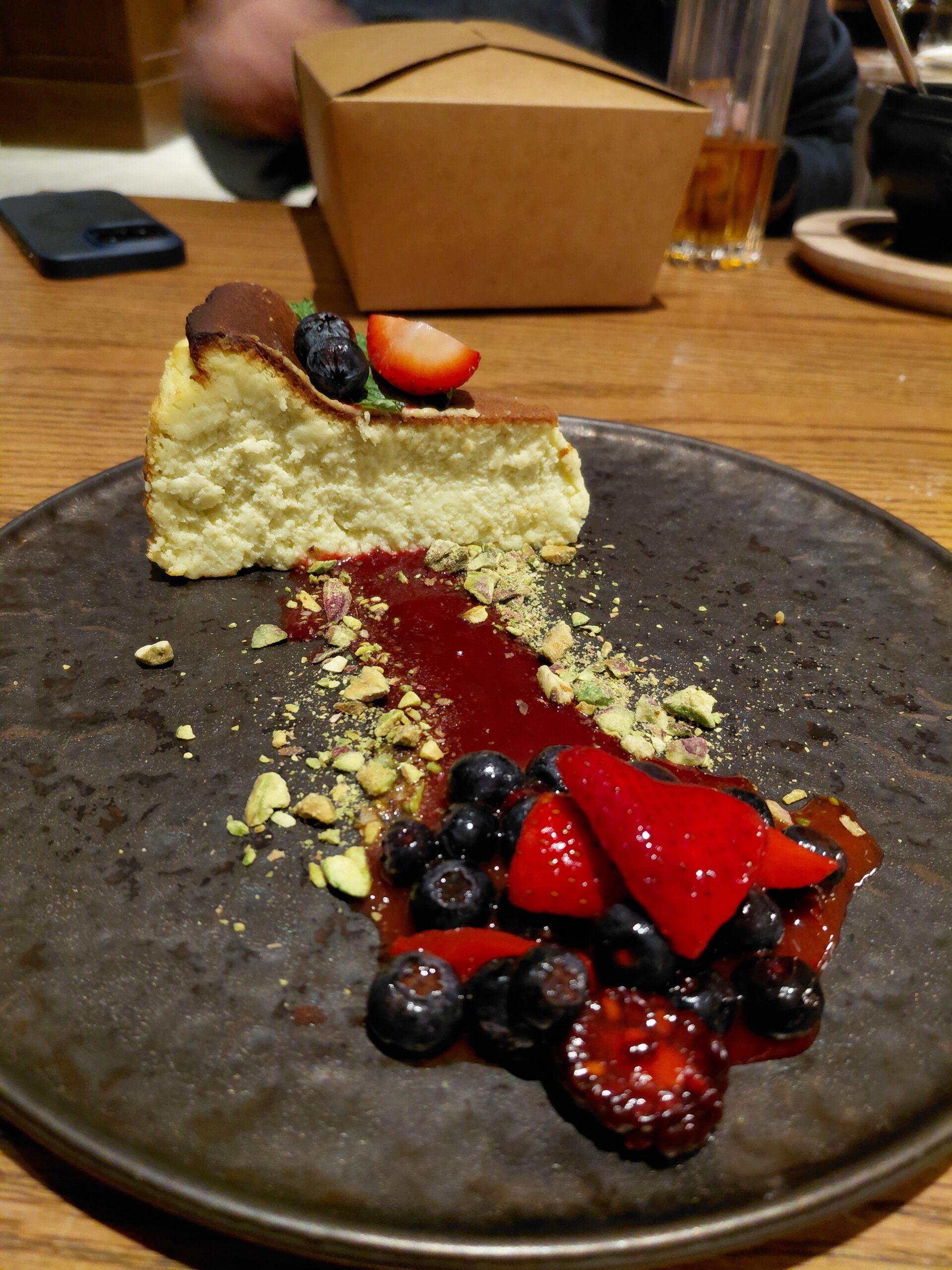 木製テーブルの上に置かれたデザート