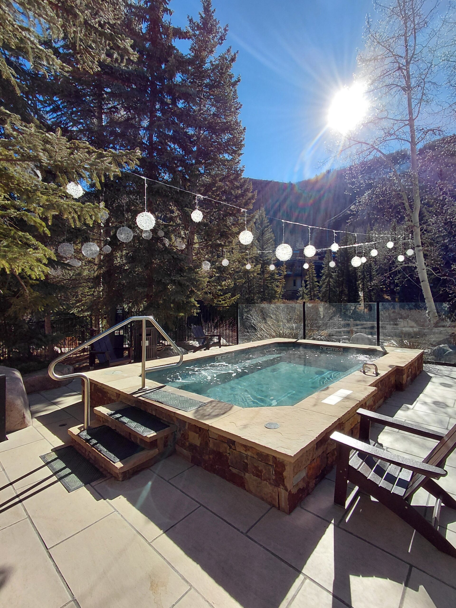 雪が積もったテーブルと椅子